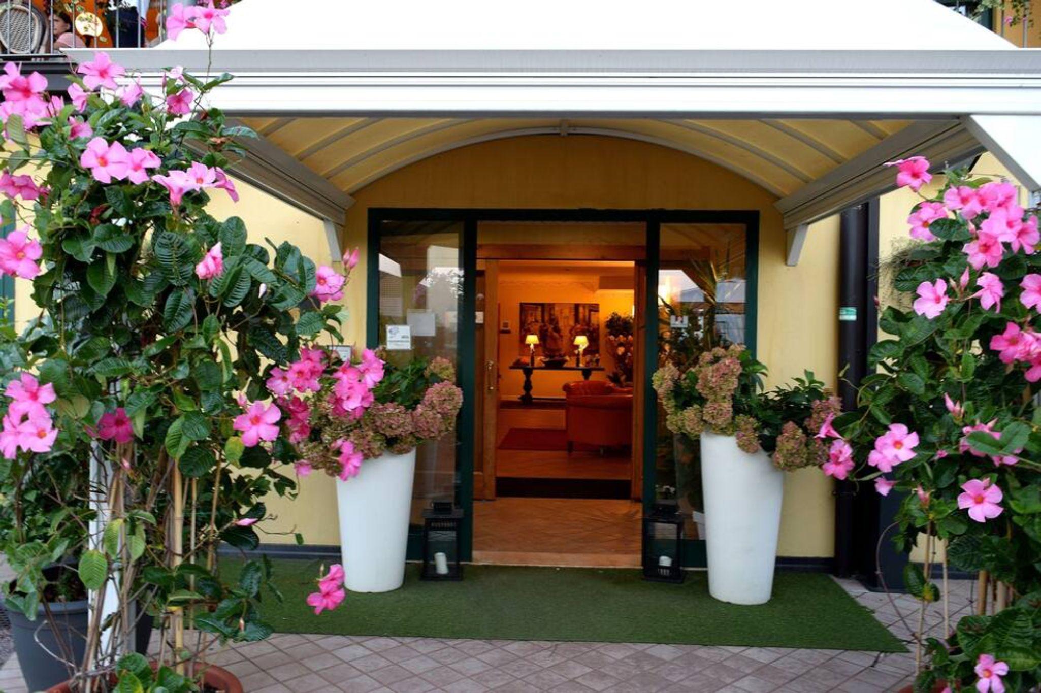 Ahg Riva Del Sole Hotel - Adults Only Moniga del Garda Exterior foto